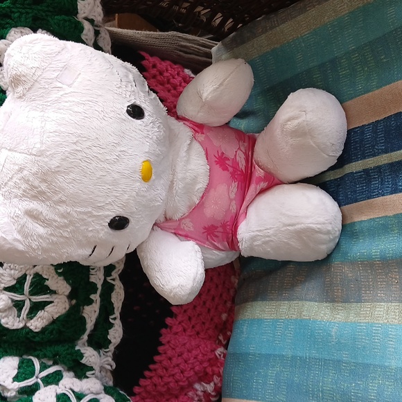 Large Hello Kitty plush - Picture 2 of 3